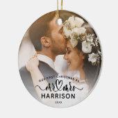 Onze Eerste Kerstmis Kalligrafie Mr en Mrs Foto's Keramisch Ornament (Links)