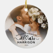 Onze Eerste Kerstmis Kalligrafie Mr en Mrs Foto's Keramisch Ornament (Achterkant)