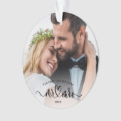 Onze Eerste Kerstmis Kalligrafie Mr en Mrs Foto's Ornament (voorkant)