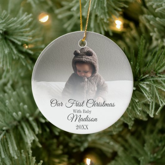 Onze eerste Kerstmis met Baby Citaat Monogram Foto Keramisch Ornament (Boom)