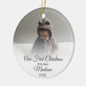 Onze eerste Kerstmis met Baby Citaat Monogram Foto Keramisch Ornament (Links)