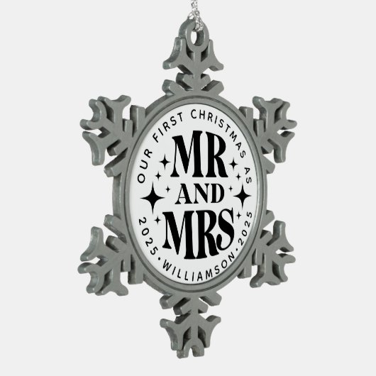 Onze eerste Kerstmis Mr. Mrs. Achternaam Bruiloft  Tin Sneeuwvlok Ornament (Links)
