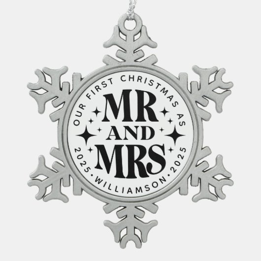 Onze eerste Kerstmis Mr. Mrs. Achternaam Bruiloft Tin Sneeuwvlok Ornament (Voorkant)