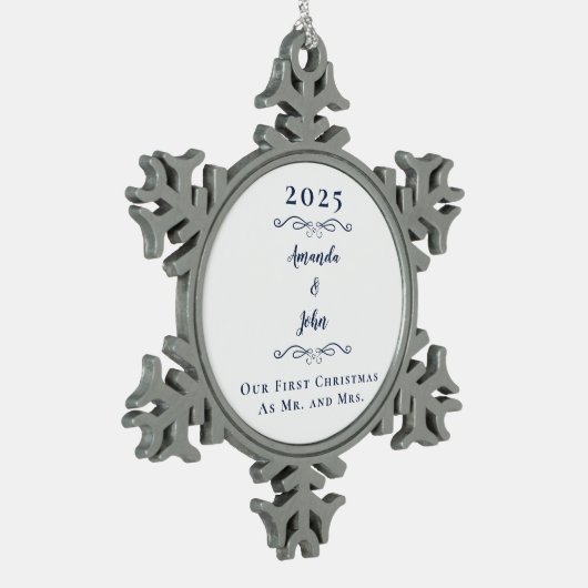 Onze eerste Kerstmis, Mr & Mrs Names Year Elegant  Tin Sneeuwvlok Ornament (Links)