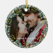 Onze eerste Kerstmis paar foto groen krans Keramisch Ornament (Voorkant)