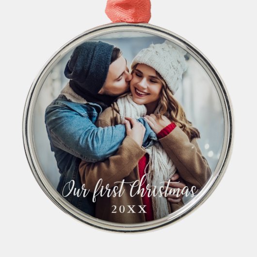 Onze eerste Kerstmis Paar Fotoscript Ronde Metalen Ornament (Voorkant)