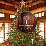 Onze eerste Kerstmis samen houdt van hout uit de r Keramisch Ornament<br><div class="desc">Ons eerste kerstfeest samen ornament. Rustige donkere houten achtergrond met witte liefdesillustratie. Prachtig ornament om je kerstboom te versieren. U kunt het personaliseren en uw eigen tekst,  namen en jaar toevoegen.</div>