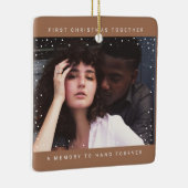 Onze Eerste Kerstmis Samen Witte Sneeuw Overlay Keramisch Ornament (Rechts)