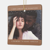 Onze Eerste Kerstmis Samen Witte Sneeuw Overlay Keramisch Ornament (Links)