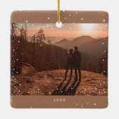 Onze Eerste Kerstmis Samen Witte Sneeuw Overlay Keramisch Ornament (Achterkant)