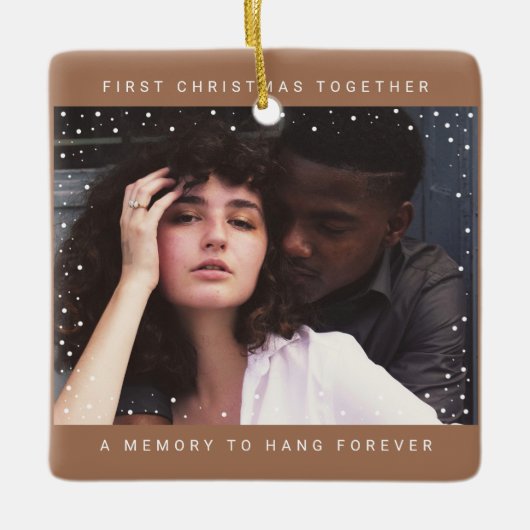 Onze Eerste Kerstmis Samen Witte Sneeuw Overlay Keramisch Ornament (Voorkant)