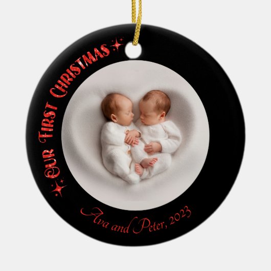 Onze Eerste Kerstmis Tweelingen Fotonaam Custom Zw Keramisch Ornament (Voorkant)