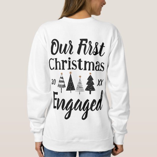 Onze Eerste Kerstmis Verloofd 2023 Paar Crewneck Trui (Achterkant)