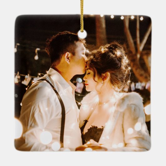 Onze Eerste Kerstmis Verloofde 2024 Bruiloft Keramisch Ornament (Achterkant)