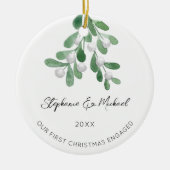 Onze eerste Kerstmis verloofde Mistletoe Foto Keramisch Ornament (Voorkant)