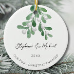 Onze eerste Kerstmis verloofde Mistletoe Keramisch Ornament<br><div class="desc">Vier uw eerste kerst als een verloofd koppel met dit stijlvolle keramische ornament. Het is versierd met waterverf maretak en een stijlvolle scripttypografie. Gemakkelijk aan te passen. Gebruik het ontwerpgereedschap om de tekstgrootte,  -stijl of -kleur te wijzigen. Originele Waterverf © Michele Davies.</div>