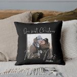 Onze eerste Kerstmis werd gepersonaliseerd als MR  Kussen<br><div class="desc">Gepersonaliseerd Onze eerste kerst als MR en MRS Sierkussen . Vier je eerste kerst als MR & MRS met dit Home Decor Product. Dit werpkussen kan worden aangepast door het afbeelding en de naam te veranderen. Vier je eerste vakantieseizoen als jonggehuwden met dit charmante "Onze eerste kerst als meneer en...</div>