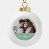 Onze Eerste Kerstmisfoto - Huwelijk of Verloving Keramische Bal Ornament (Voorkant)