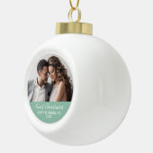 Onze Eerste Kerstmisfoto - Huwelijk of Verloving Keramische Bal Ornament (Rechts)