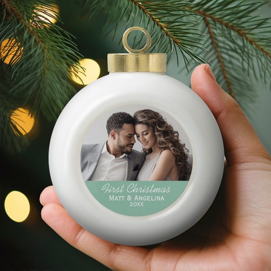 Onze Eerste Kerstmisfoto - Huwelijk of Verloving Keramische Bal Ornament