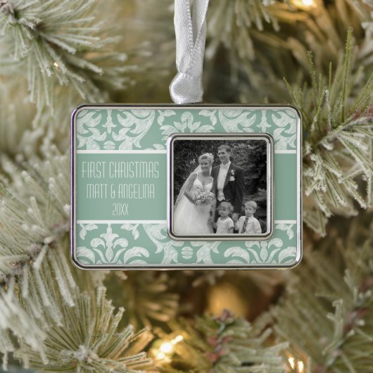 Onze Eerste Kerstmisfoto - Huwelijk of Verloving Verzilverd Omlijst Ornament (Boom)