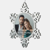 Onze Eerste Kerstmisfoto met Douanejaar Tin Sneeuwvlok Ornament (Rechts)