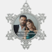 Onze Eerste Kerstmisfoto met Douanejaar Tin Sneeuwvlok Ornament (Voorkant)