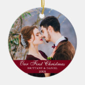 Onze eerste kerstpaarfoto Burgundy Keramisch Ornament (Voorkant)