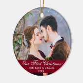 Onze eerste kerstpaarfoto Burgundy Keramisch Ornament (Links)