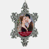 Onze eerste kerstpaarfoto Burgundy Tin Sneeuwvlok Ornament (Links)