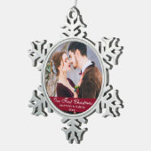 Onze eerste kerstpaarfoto Burgundy Tin Sneeuwvlok Ornament (Rechts)