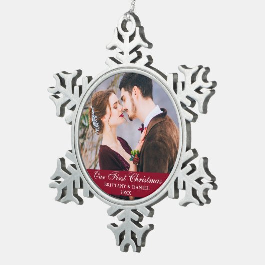 Onze eerste kerstpaarfoto Burgundy Tin Sneeuwvlok Ornament (Rechts)