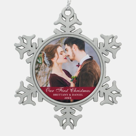Onze eerste kerstpaarfoto Burgundy Tin Sneeuwvlok Ornament (Voorkant)