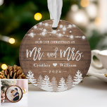 Onze eerste kerstPas getrouwd Rustige houtpine-boo Ornament<br><div class="desc">***** Vergeet niet uw favoriete foto op de achterkant te uploaden. Als u niet de fotoplaatsing nodig hebt, kunt u het verwijderen gebruikend ontwerphulpmiddel ***** het Eerste Kerstfeest dat met dit Rustic Ornament van de Lichten van de Pijn van de Boom van de Blik van de Blik van het Hout...</div>