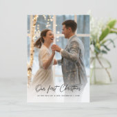 Onze eerste kerstscript winter bruiloft foto feestdagenkaart (Staand voorkant)