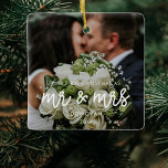 Onze eerste kersttrouwfoto keramisch ornament<br><div class="desc">Een moderne typografie voor dit collectie van fotoversieringen. Aanpassen met je favoriete afbeelding. U kunt de kleur van de doopvont in uw het houden ook gemakkelijk veranderen.</div>