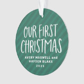 Onze eerste kersttweeling baby's met groene streep ornament (voorkant)