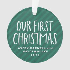 Onze eerste kersttweeling baby's met groene streep ornament