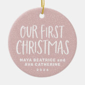 Onze eerste kersttweeling roze gepersonaliseerde f keramisch ornament (Voorkant)