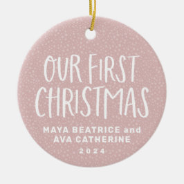 Onze eerste kersttweeling roze gepersonaliseerde f keramisch ornament