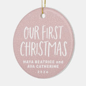 Onze eerste kersttweeling roze gepersonaliseerde f keramisch ornament (Links)