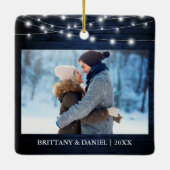 Onze eerste kerstverloofde blauw houten lichten fo keramisch ornament (Achterkant)