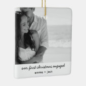 Onze eerste kerstverloofde foto Modern Minimal Keramisch Ornament (Rechts)