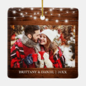 Onze eerste kerstverloofde houtverlichting foto keramisch ornament (Achterkant)