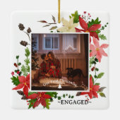 Onze eerste kerstverloofde Poinsettia-foto Keramisch Ornament (Achterkant)