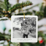 Onze eerste kerstvrouw minimalistisch Mr en Mrs. Keramisch Ornament<br><div class="desc">Een stijlvol ornament voor kerstfeestdagen met klassieke typografie "Ons eerste kerstfeest als Mr. & Mrs." in het zwart op een eenvoudige, minimalistische witte achtergrond. De foto, de vakantiegroet en de naam kunnen gemakkelijk voor een persoonlijke aanraking worden aangepast. Een eenvoudig, minimalistisch en hedendaags kerstontwerp om je recente huwelijk te vieren!...</div>