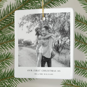 Onze eerste kerstvrouw minimalistisch Mr en Mrs. Keramisch Ornament
