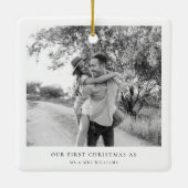 Onze eerste kerstvrouw minimalistisch Mr en Mrs. Keramisch Ornament (Achterkant)