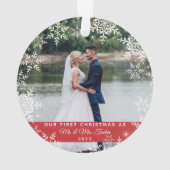 Onze eerste kerstvrouw trouwde Mr. en mevrouw Snow Ornament (achterkant)