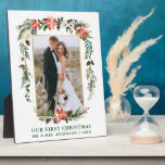 Onze eerste kerstWaterverf Poinsettia Foto Fotoplaat<br><div class="desc">De Elegant Waterverf Poinsettias Our First kerstPas getrouwd Wedding Photo Plaque bevat prachtige rode waterverf poinsettias,  botanische groen,  winterbladeren,  holbessen,  witte rozen,  katoen,  pijnboompitten en blauwe bessen. Goud Lijst. Groene tekst.</div>